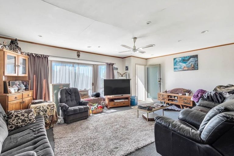 Photo of property in 18 Cedar Heights Avenue, Massey, Auckland, 0614
