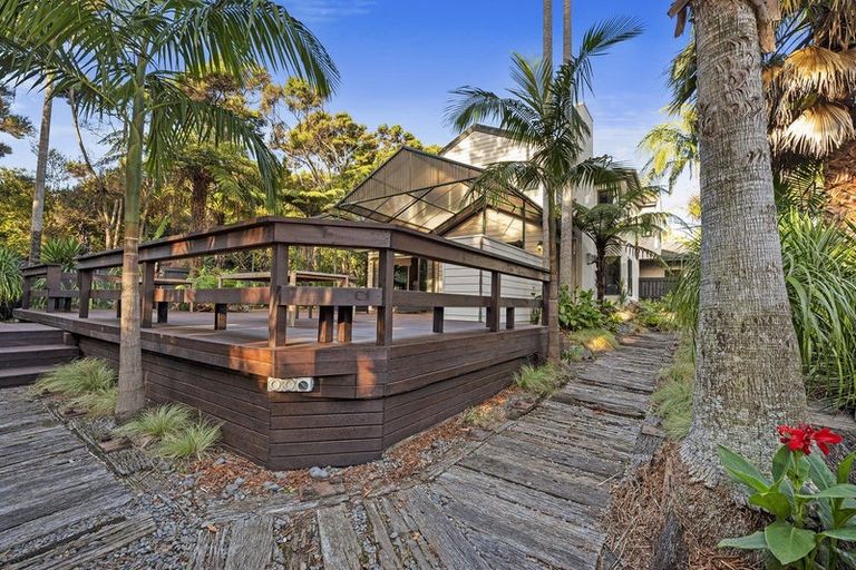 Photo of property in 28 Tyrico Close, Unsworth Heights, Auckland, 0632