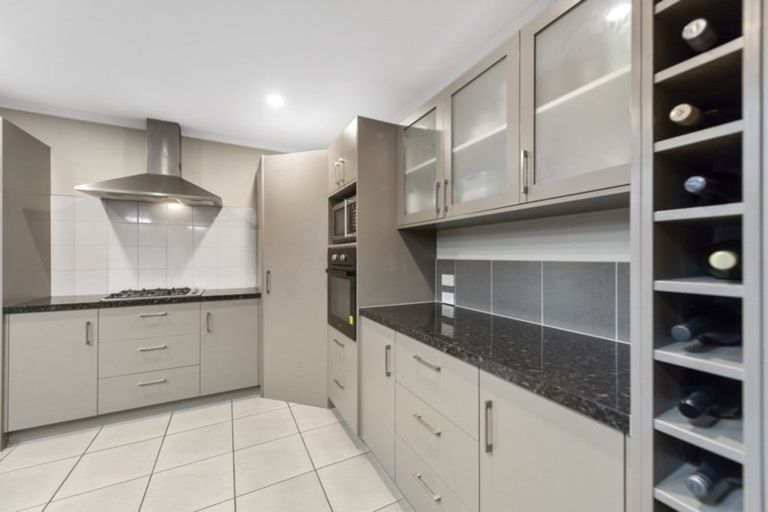 Photo of property in 80 Farnborough Drive, Grandview Heights, Hamilton, 3200