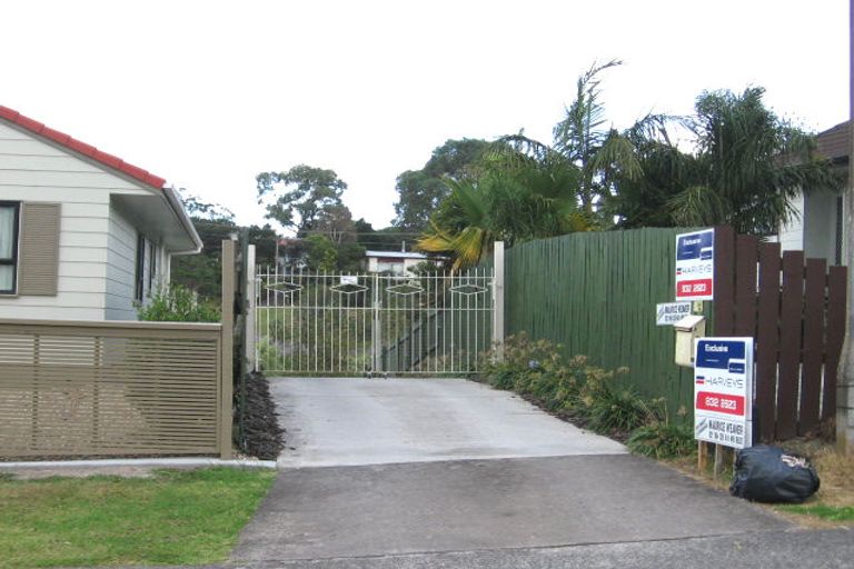 Photo of property in 8 Landsdale Place, Massey, Auckland, 0614