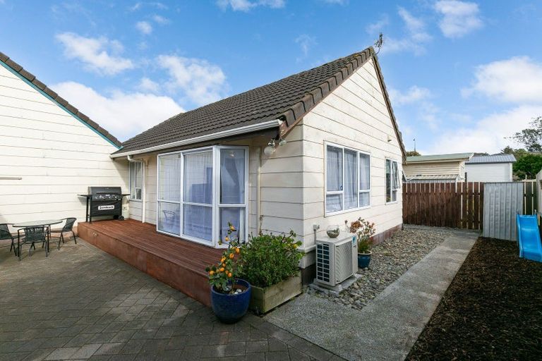 Photo of property in 18a Bracken Road, Newlands, Wellington, 6037