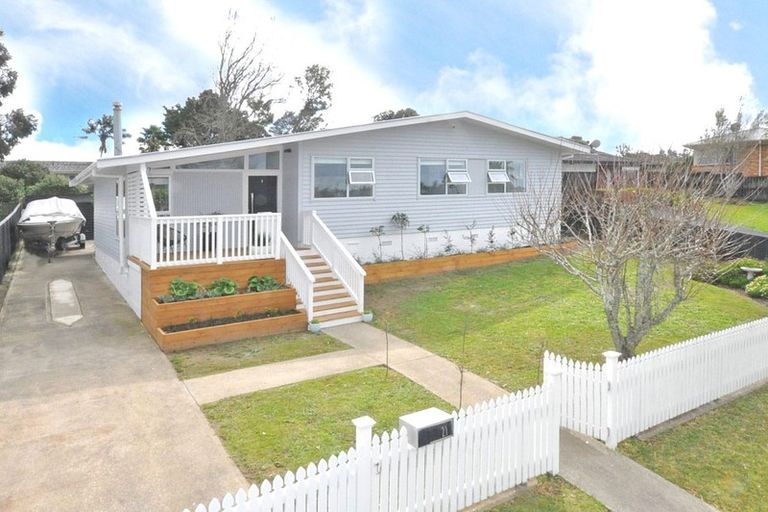Photo of property in 21 Borrowdace Avenue, Botany Downs, Auckland, 2010