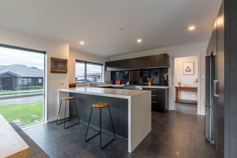 Photo of property in 6 D'urville Place, Kelvin Grove, Palmerston North, 4414