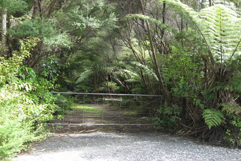 Photo of property in 7 Aio Wira Road, Waitakere, Auckland, 0781