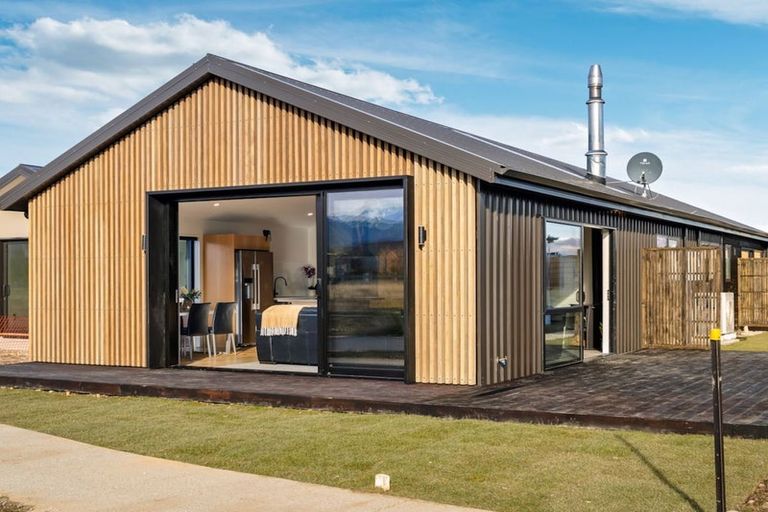 Photo of property in 32 Riley Street, Lake Hawea, 9382