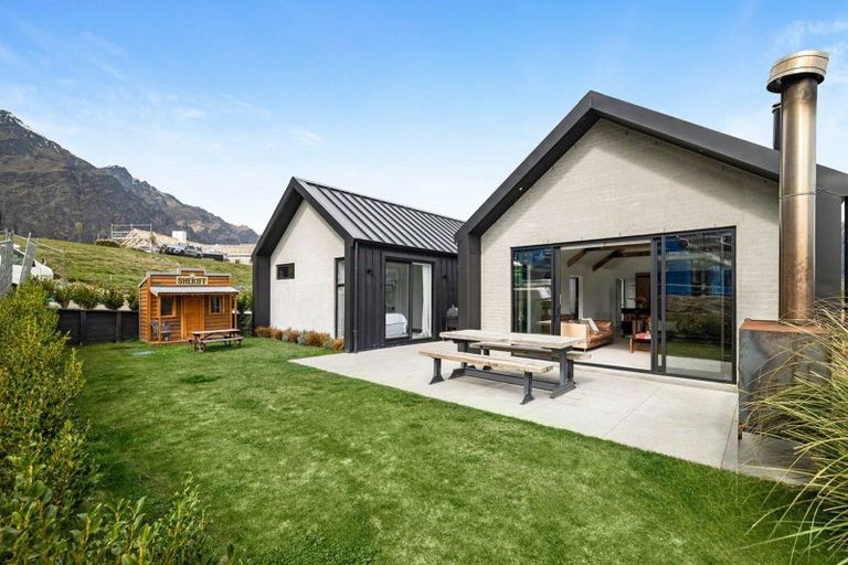 Photo of property in 52 Cunninghams Drive, Jacks Point, Queenstown, 9371