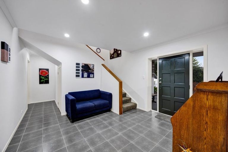 Photo of property in 21 Longview Drive, Merrilands, New Plymouth, 4312