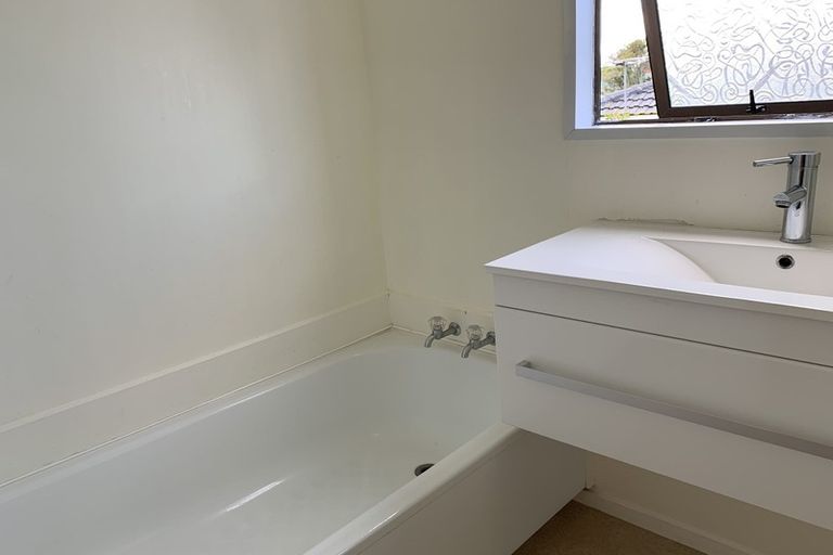 Photo of property in 2/14 Galloway Crescent, Farm Cove, Auckland, 2012