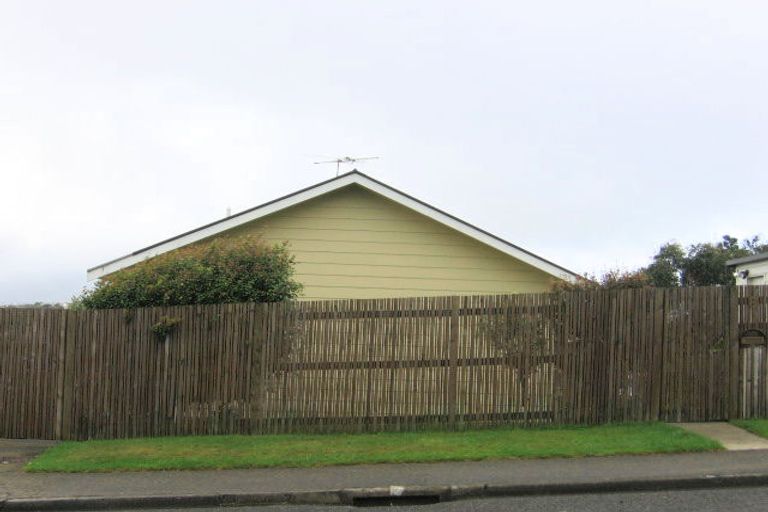 Photo of property in 8 Fitzpatrick Street, Newlands, Wellington, 6037