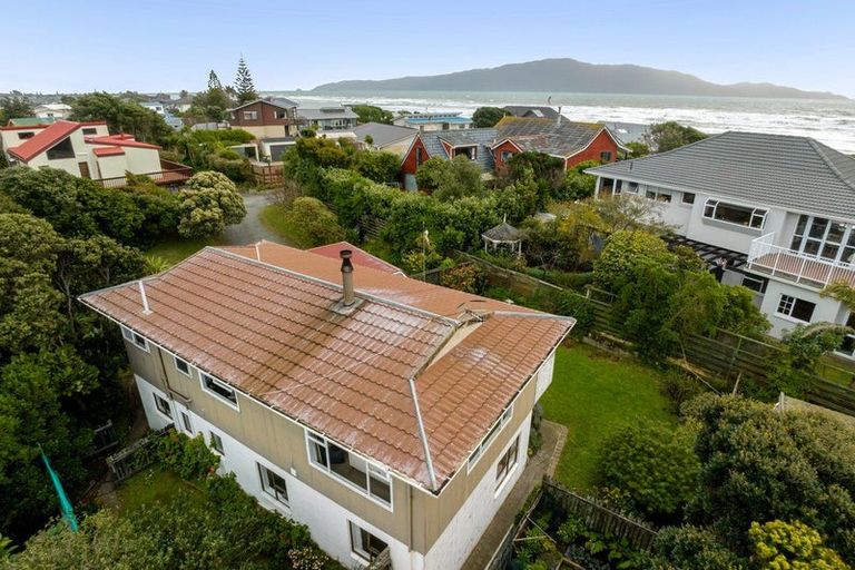 Photo of property in 12 Ara Kuaka, Waikanae Beach, Waikanae, 5036