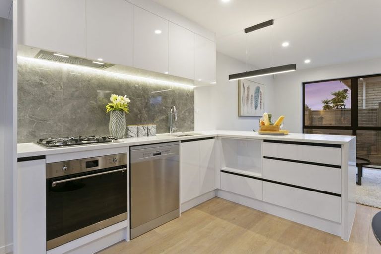 Photo of property in 1e Valron Road, Te Atatu South, Auckland, 0602