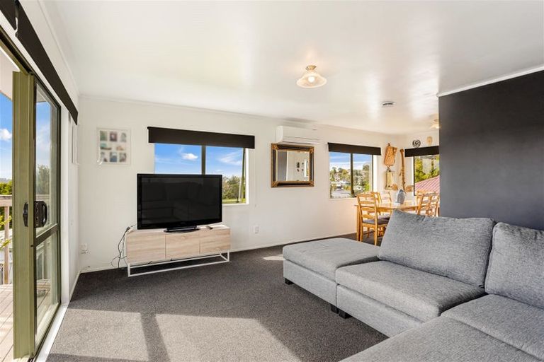 Photo of property in 1 Maywood Crescent, Glen Eden, Auckland, 0602
