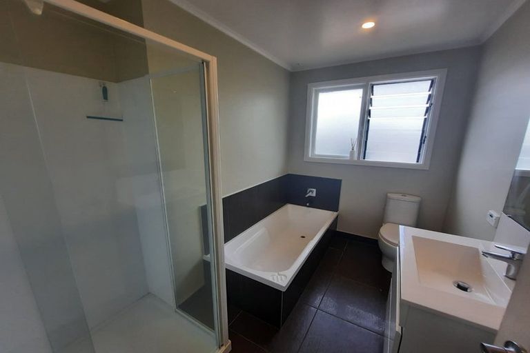 Photo of property in 2/14 Mona Vale, West Harbour, Auckland, 0618