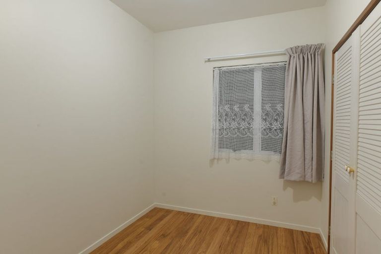 Photo of property in 32 Te Atatu Road, Te Atatu South, Auckland, 0610