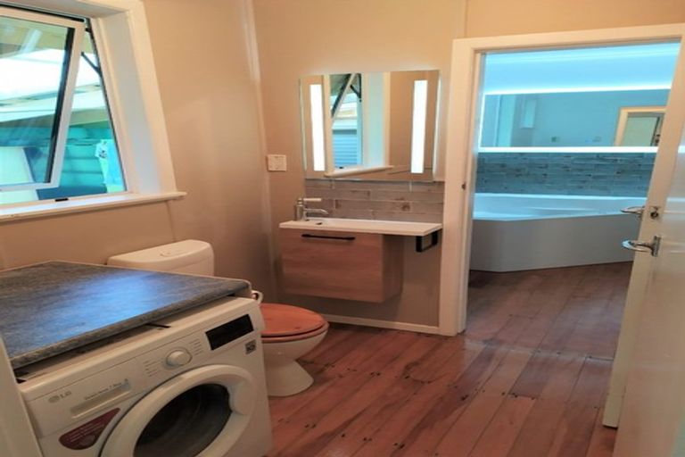 Photo of property in 5 Kendal Place, Merrilands, New Plymouth, 4312