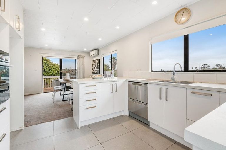 Photo of property in 2/15 Exeter Place, Unsworth Heights, Auckland, 0632