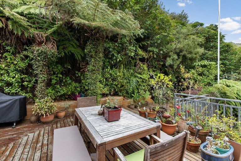 Photo of property in 4 Lady Bell Grove, Lowry Bay, Lower Hutt, 5013