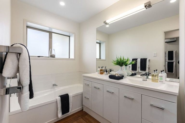 Photo of property in 27 Hemi Street, Narrow Neck, Auckland, 0622