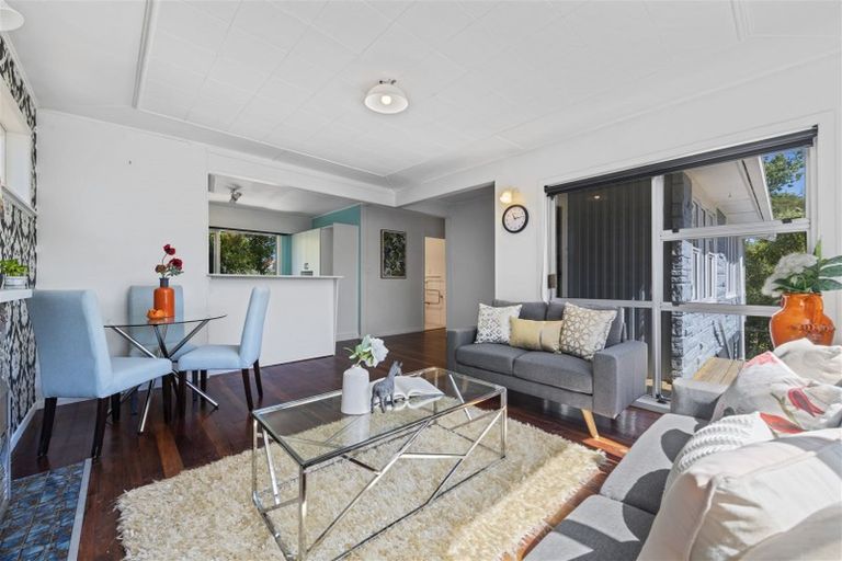 Photo of property in 121 Millbrook Road, Sunnyvale, Auckland, 0612