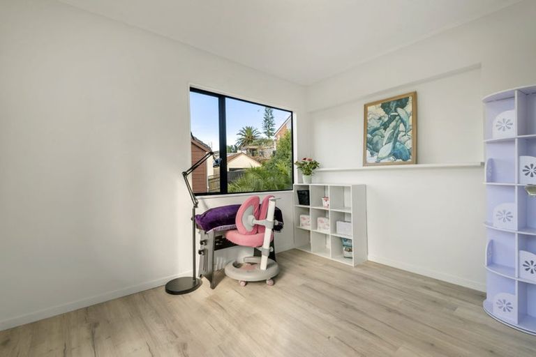 Photo of property in 1/14 Helicon Place, Totara Vale, Auckland, 0629