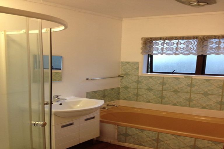 Photo of property in 2/34 Topliss Drive, Northcross, Auckland, 0632