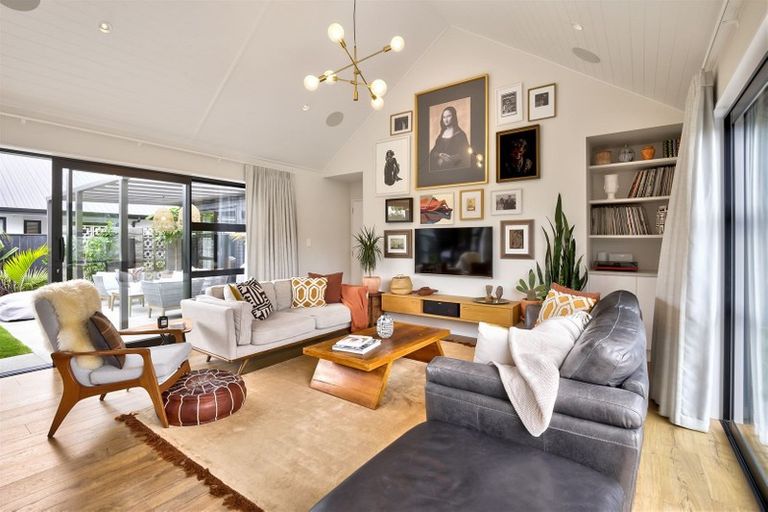 Photo of property in 2 Len Ireland Drive, Kumeu, 0810