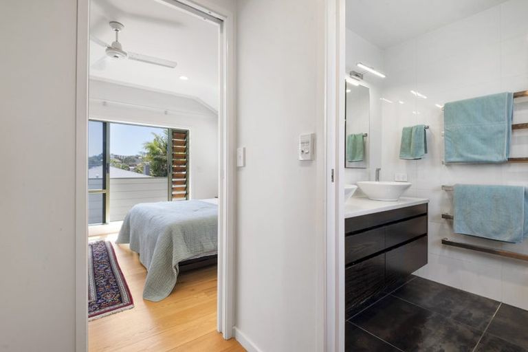 Photo of property in 2/13 Montgomery Avenue, Rothesay Bay, Auckland, 0630