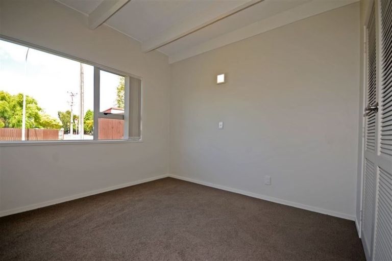 Photo of property in 2/2 Edwards Avenue, Henderson, Auckland, 0610