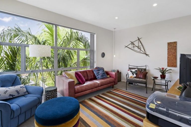 Photo of property in 14a Holiday Road, Stanmore Bay, Whangaparaoa, 0932