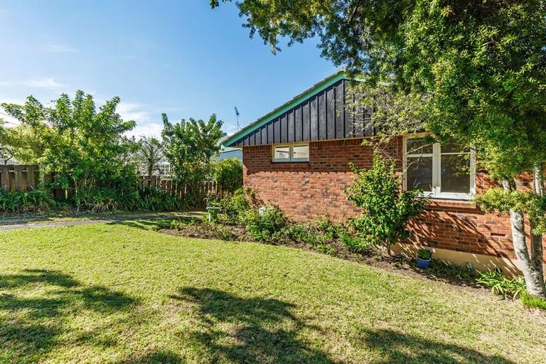 Photo of property in 16 William Bond Street, Stanley Point, Auckland, 0624