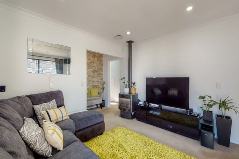 Photo of property in 14c Bracken Road, Newlands, Wellington, 6037