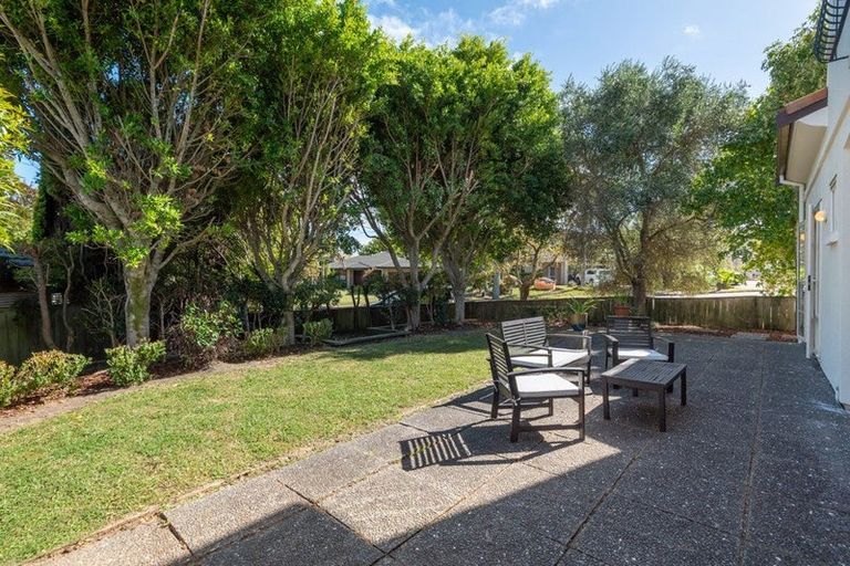 Photo of property in 1 Scarlet Oak Drive, Schnapper Rock, Auckland, 0632
