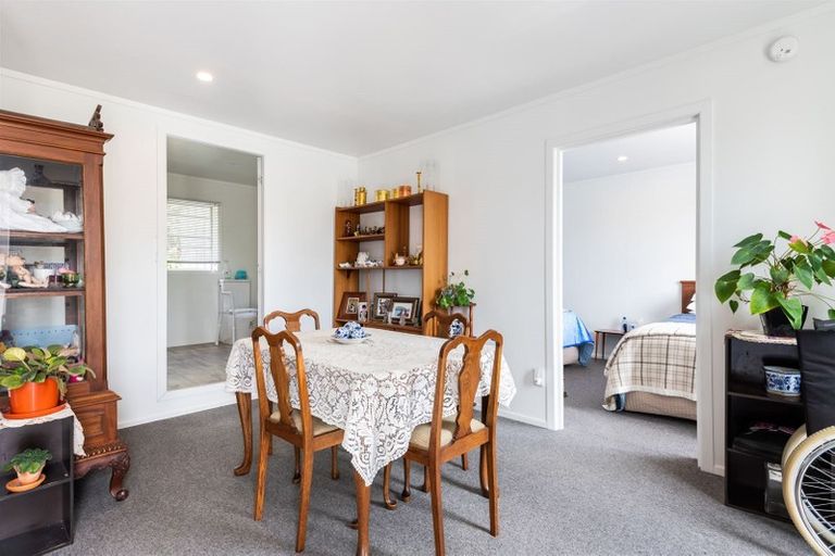 Photo of property in 1 Wakeling Avenue, Te Atatu South, Auckland, 0610