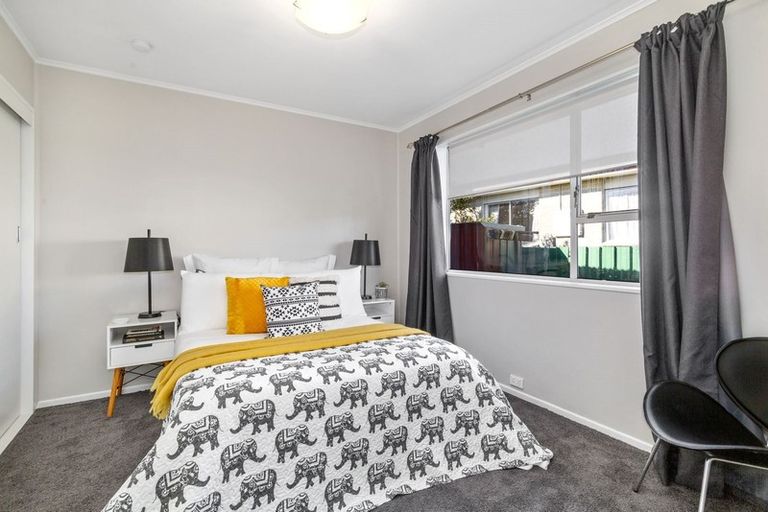 Photo of property in 27b Chetwode Grove, Newlands, Wellington, 6037