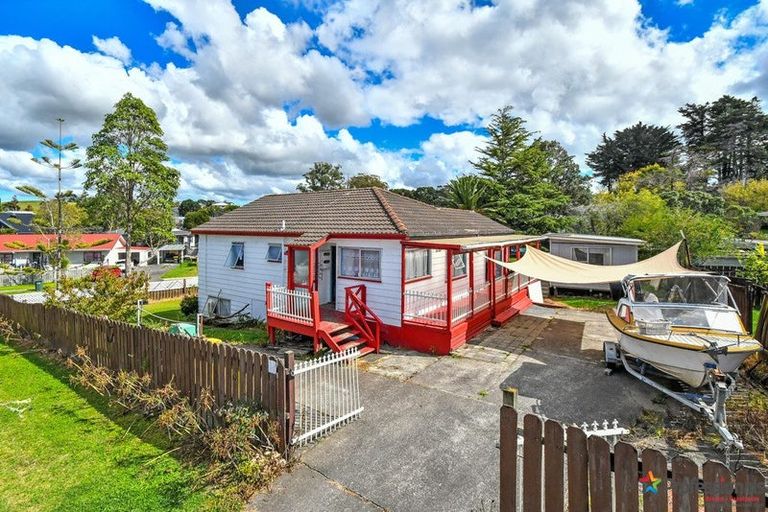 Photo of property in 1 Trengove Place, West Harbour, Auckland, 0618