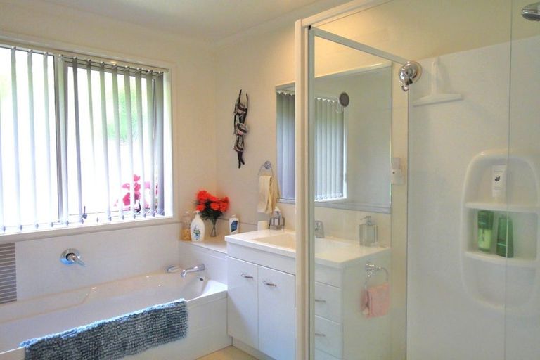 Photo of property in 4 Wai Place, One Tree Point, 0118