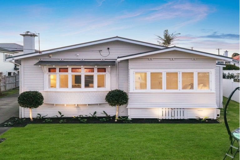 Photo of property in 15 David Street, Bayswater, Auckland, 0622
