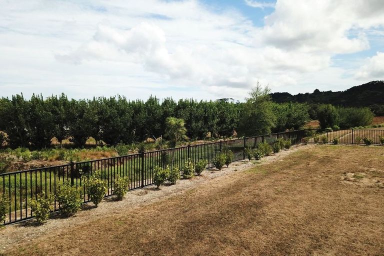 Photo of property in 21 Vogwill Road, Kumeu, 0810