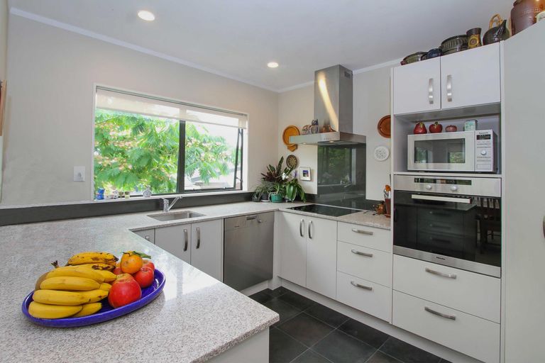 Photo of property in 5 John Webster Place, Glen Eden, Auckland, 0602