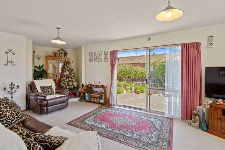 Photo of property in 18 La Perouse Place, Northcote, Christchurch, 8052