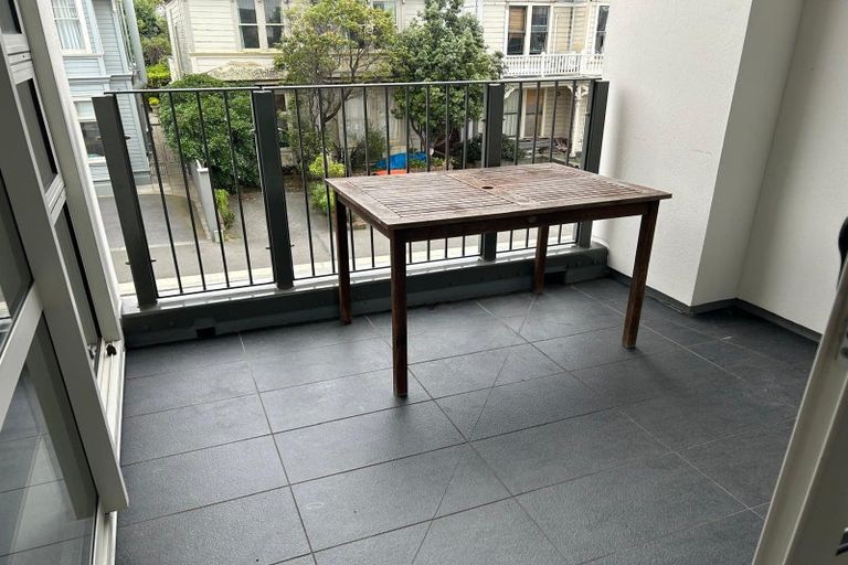 Photo of property in Stadium Garden Flats, 314/107 Thorndon Quay, Pipitea, Wellington, 6011