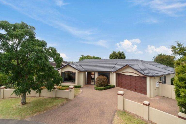 Photo of property in 19 Rosetti Rise, West Harbour, Auckland, 0618