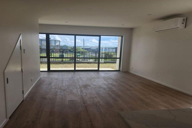 Photo of property in 16 Dorothy Thorpe Way, New Lynn, 0600