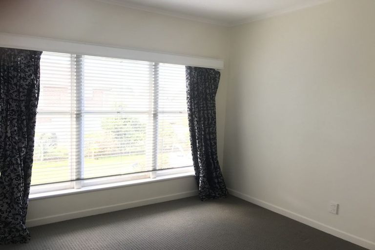 Photo of property in 12 Tiroroa Avenue, Te Atatu South, Auckland, 0610