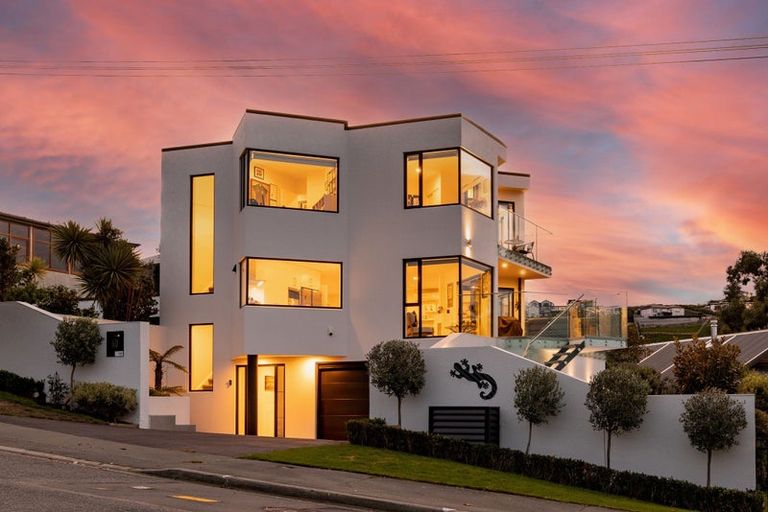 Photo of property in 2/60 Moncks Spur Road, Redcliffs, Christchurch, 8081