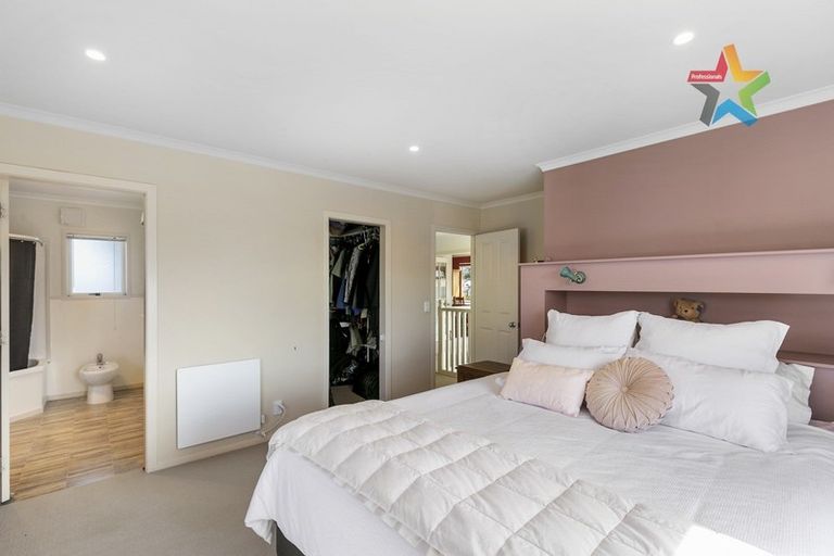 Photo of property in 8 Bennett Grove, Newlands, Wellington, 6037