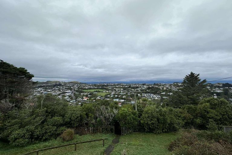 Photo of property in 52 Ruskin Road, Newlands, Wellington, 6037