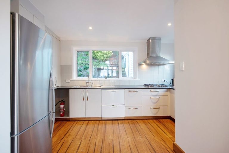 Photo of property in 141 Breaker Bay Road, Breaker Bay, Wellington, 6022