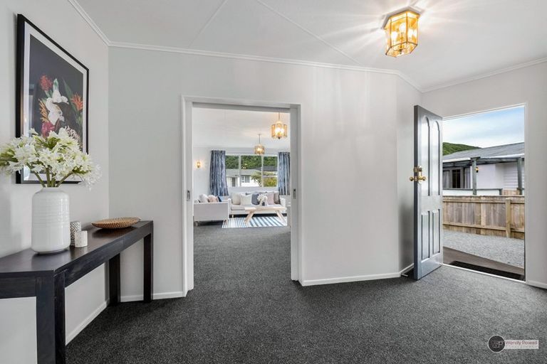 Photo of property in 6 Omaha Grove, Totara Park, Upper Hutt, 5018