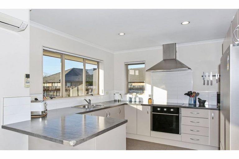 Photo of property in 24 Breaker Grove, Waiuku, 2123